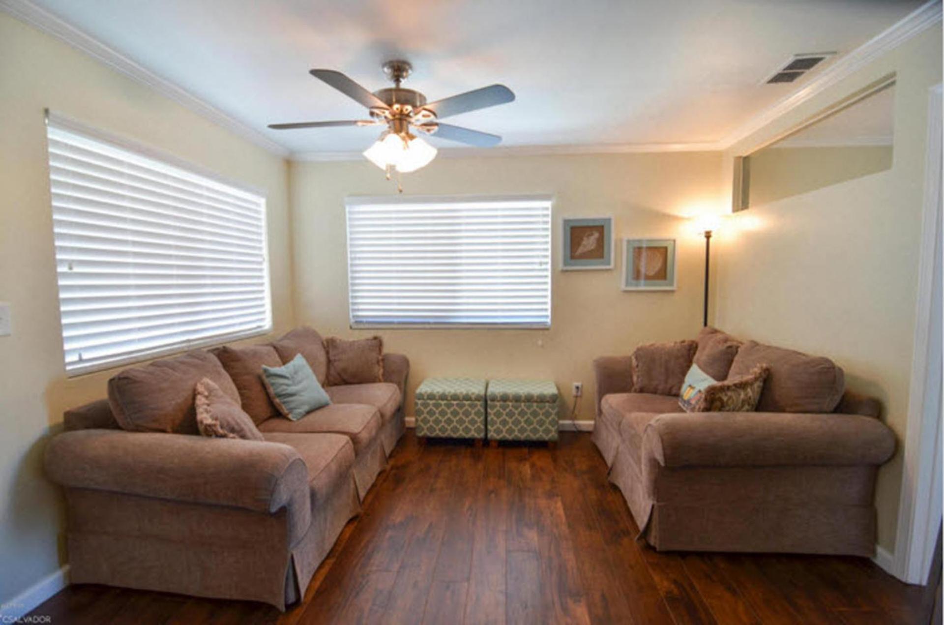 Guest house Place Seconds To 6 *